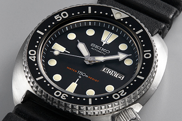 This model, which was produced from 1976, features water resistance to 150 m and a uniquely shaped 12 o’clock index. It is powered by the automatic Caliber 6306A.