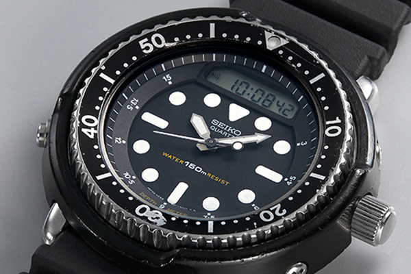 The world’s first hybrid diver’s watch with both an alarm and chronograph (1982). The LCD display was tilted so that the 12 o'clock side is higher, making it easier to read.