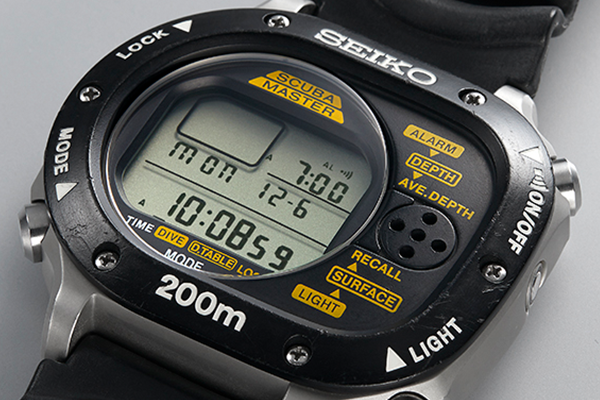 The world’s first 200 m water-resistant computerized diver’s watch (1990). This model was equipped with sensors to measure depth, diving time, and surface interval time.