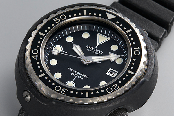 The world’s first diver’s watch suitable for saturation diving at up to 600 m, it was also the first to use titanium (1975). This model holds more than 20 patents for its exterior alone. 