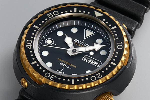 The world’s first saturation diving watch featuring a quartz movement with water resistance to 600 m (1978). This model withstood water pressure at a depth of 1,062 m on the deep-sea research submersible Shinkai 2000. 