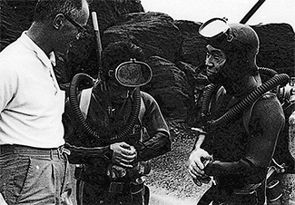 Foto de um líder com integrantes testando os relógios de mergulho Seiko em 1967