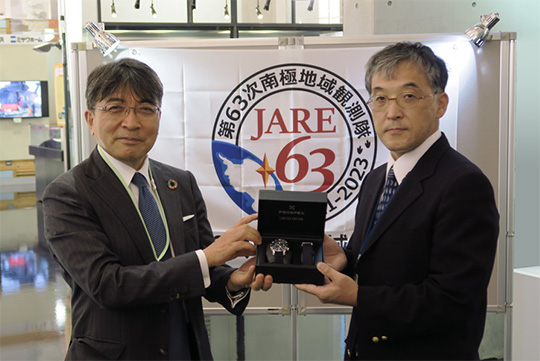 Foto de Akio Naito, presidente da Seiko Watch Corporation, apresenta o novo Prospex para Takanobu Sawagaki, um dos líderes do 63º JARE.