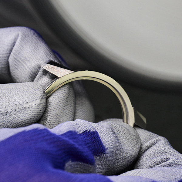 Außenverarbeitung (Leichte Politur des Gehäuses)