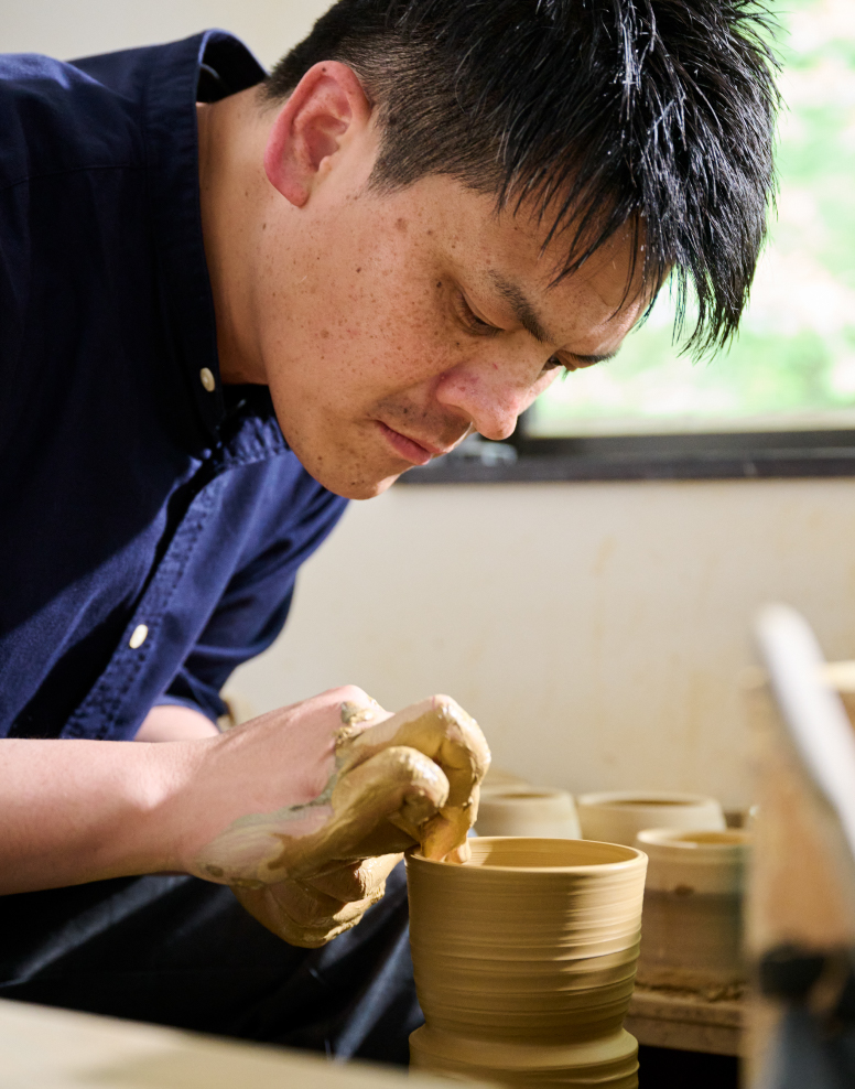 Photo de Naoki Onishi, président et directeur général de l’atelier de poterie Onishi, Otani-yaki