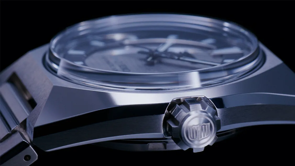 Photo of the mirror-finished VANAC titanium model