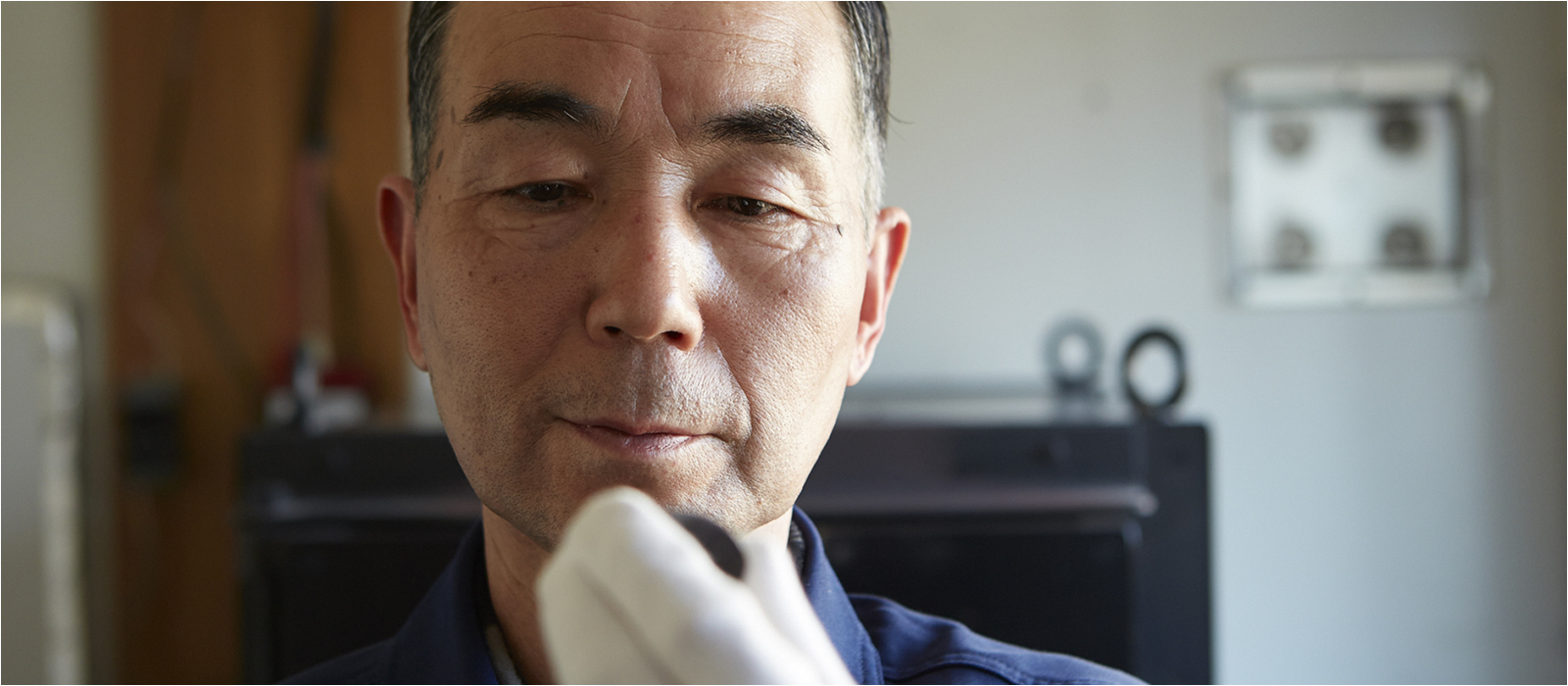 The image of Mitsuru Yokosawa, an enamel artisan