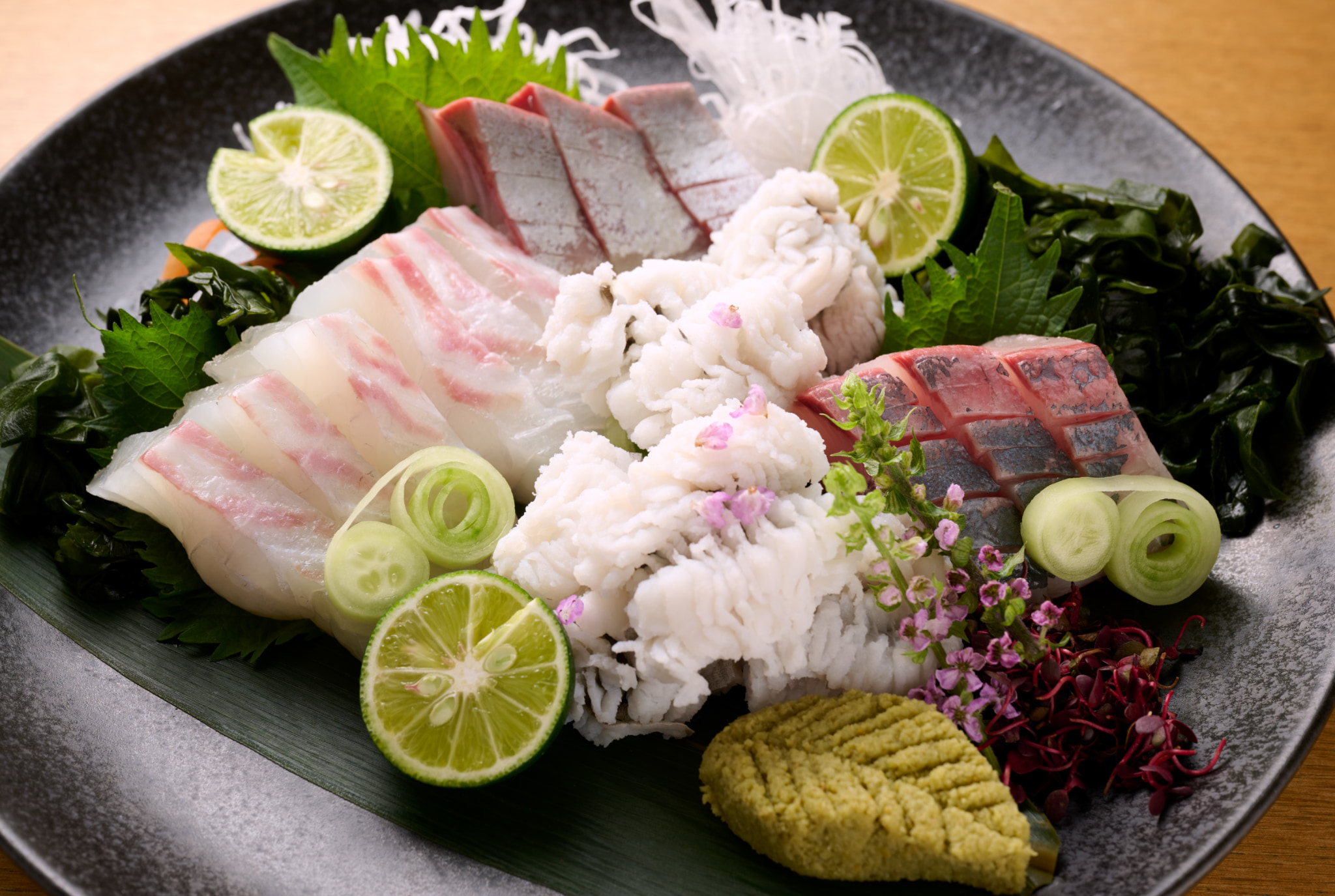 Foto del alga wakame de Naruto, conocida por su textura firme y sabor – servida con sashimi o como protagonista de platos como el wakame shabu-shabu