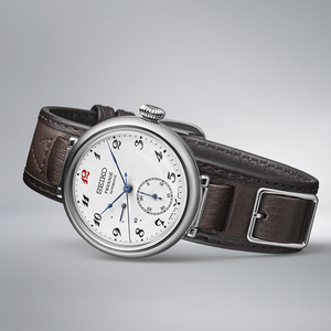 The watch features movable lugs and four is re-created on the dial. a pull-through leather strap, ensuring maximum comfort and durability.