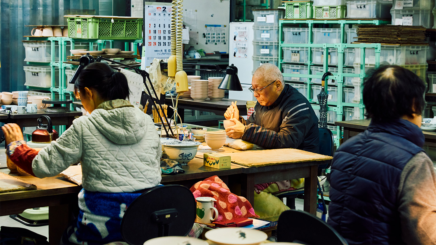 Photo Artisans at work in the Shin-gama atelier