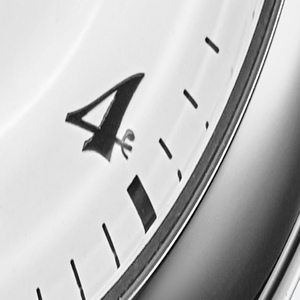 The distinctive design of the number The watch features movable lugs and four is re-created on the dial.