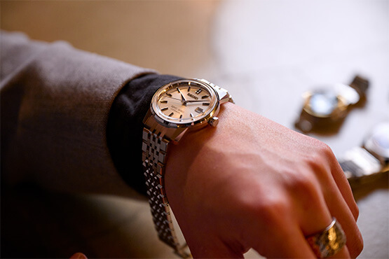 Photo of SJE089 KING SEIKO Wearing image