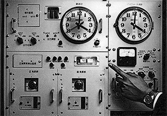 写真：1966年 南極観測船“ふじ”に設置された船舶用水晶時計