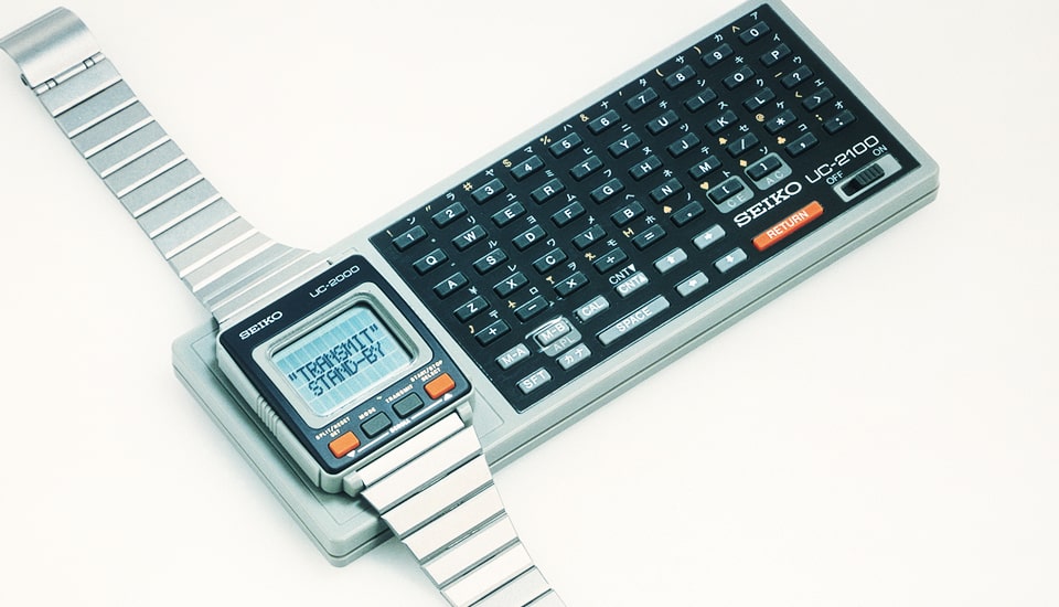 世界初の腕時計型コンピュータ「腕コン」発売。