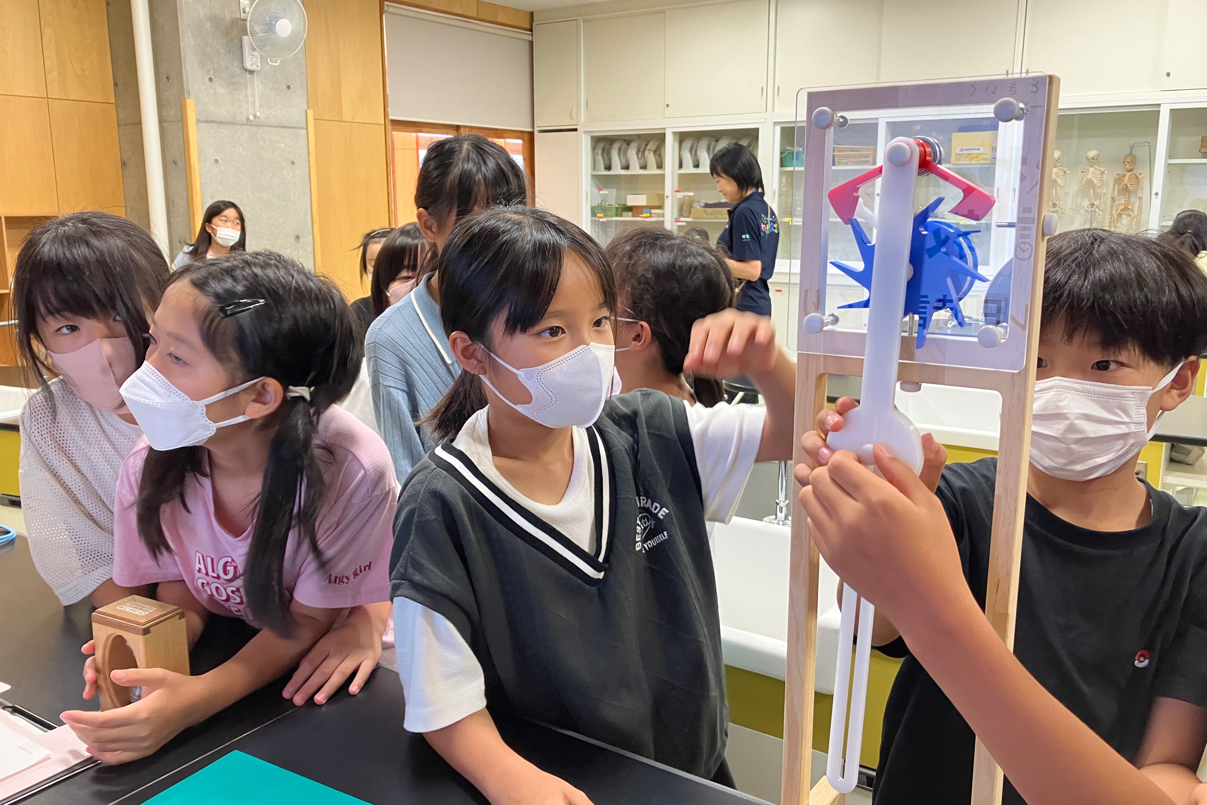 写真：日本 - 佐久穂町立佐久穂小学校でのわくわく時計教室の様子