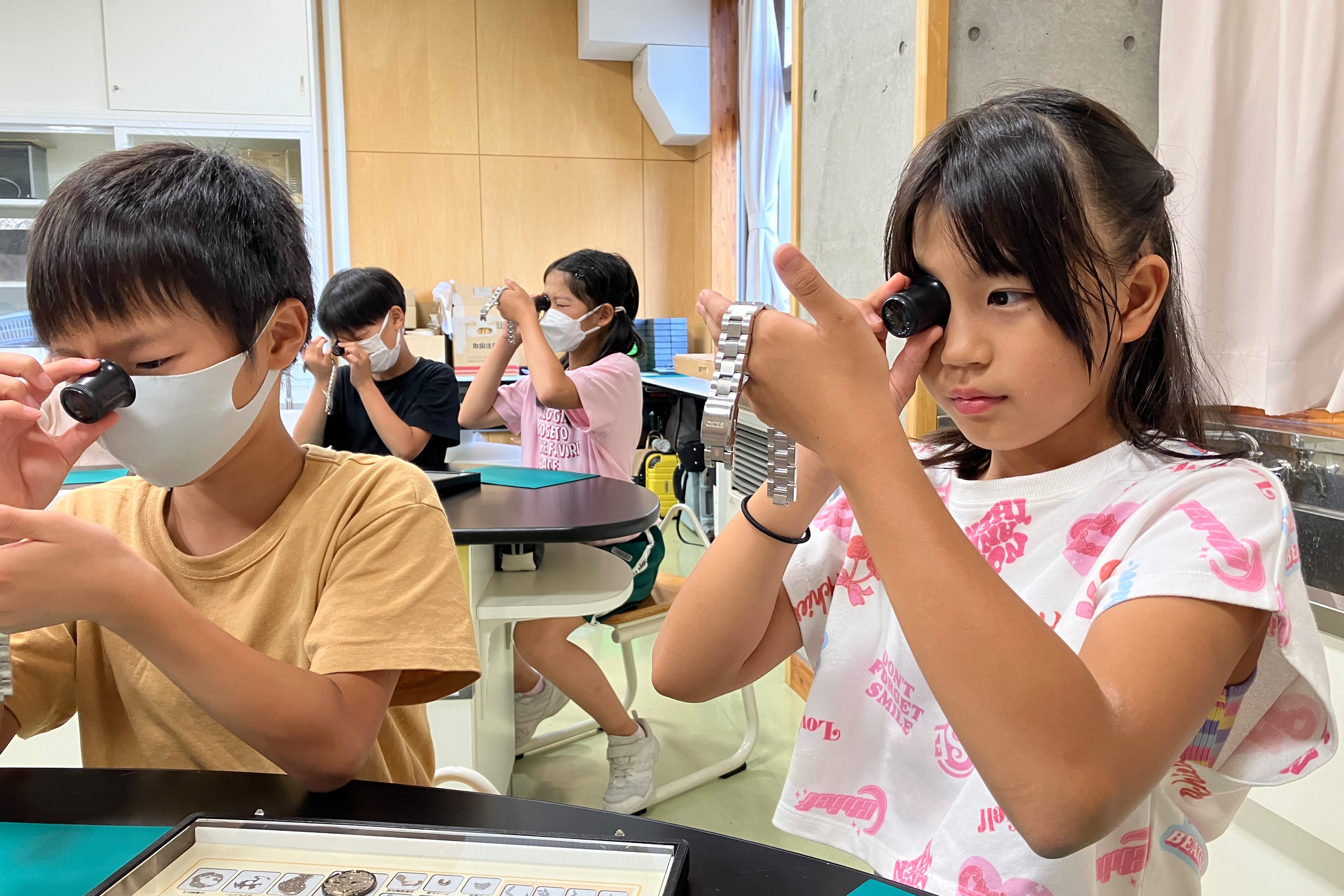 写真：日本 - 佐久穂町立佐久穂小学校でのわくわく時計教室の様子