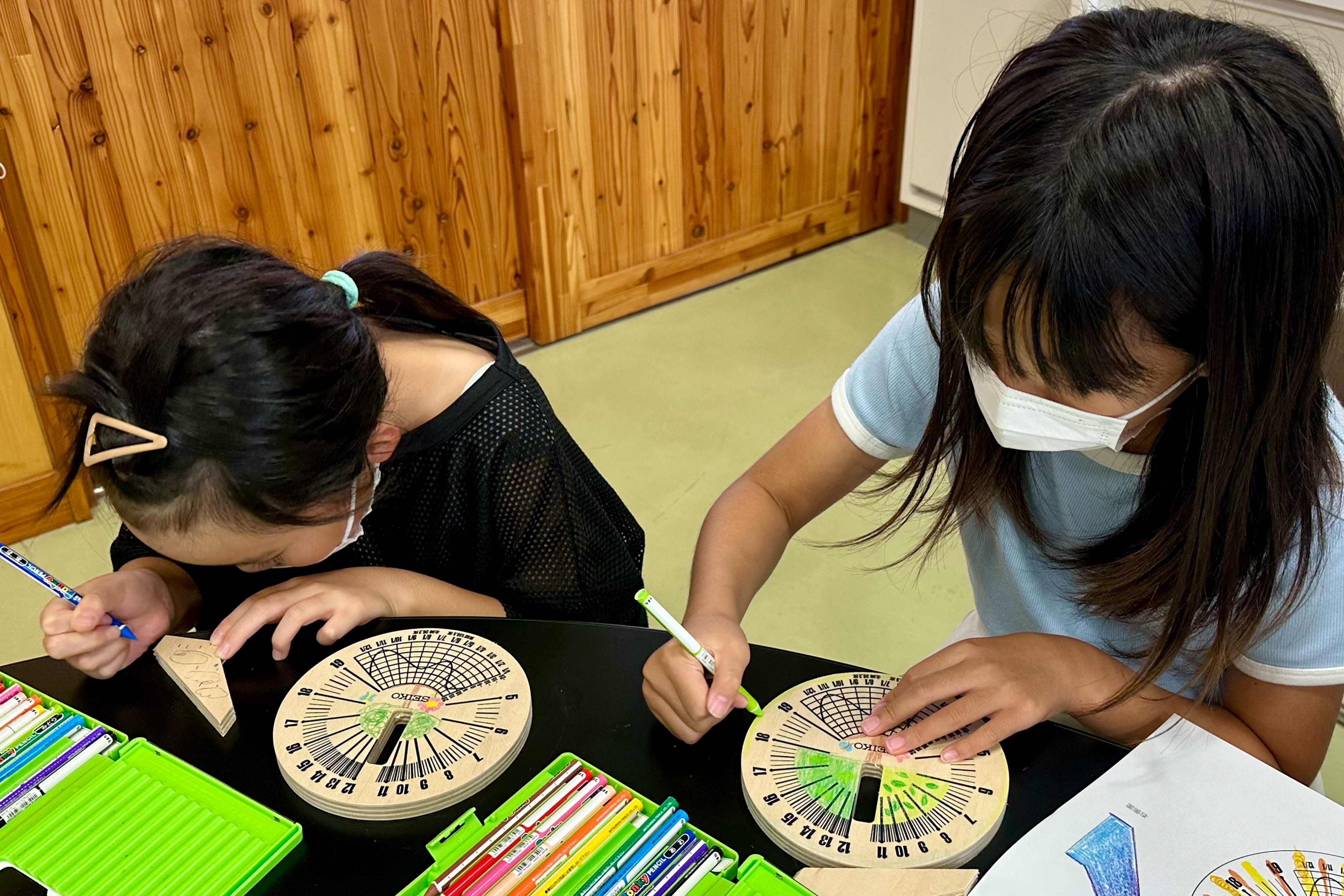 写真：日本 - 佐久穂町立佐久穂小学校でのわくわく時計教室の様子