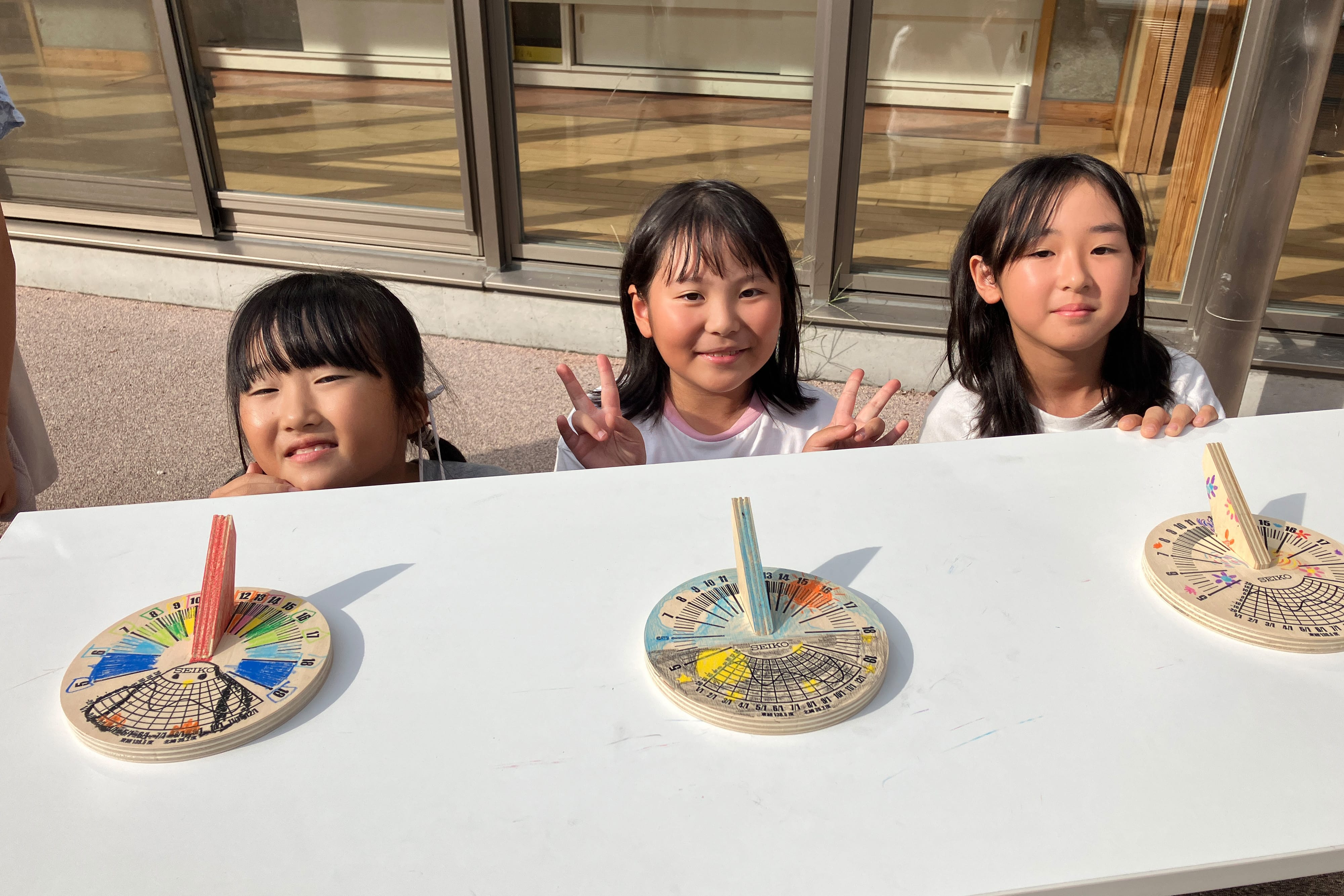 写真：日本 - 佐久穂町立佐久穂小学校でのわくわく時計教室の様子