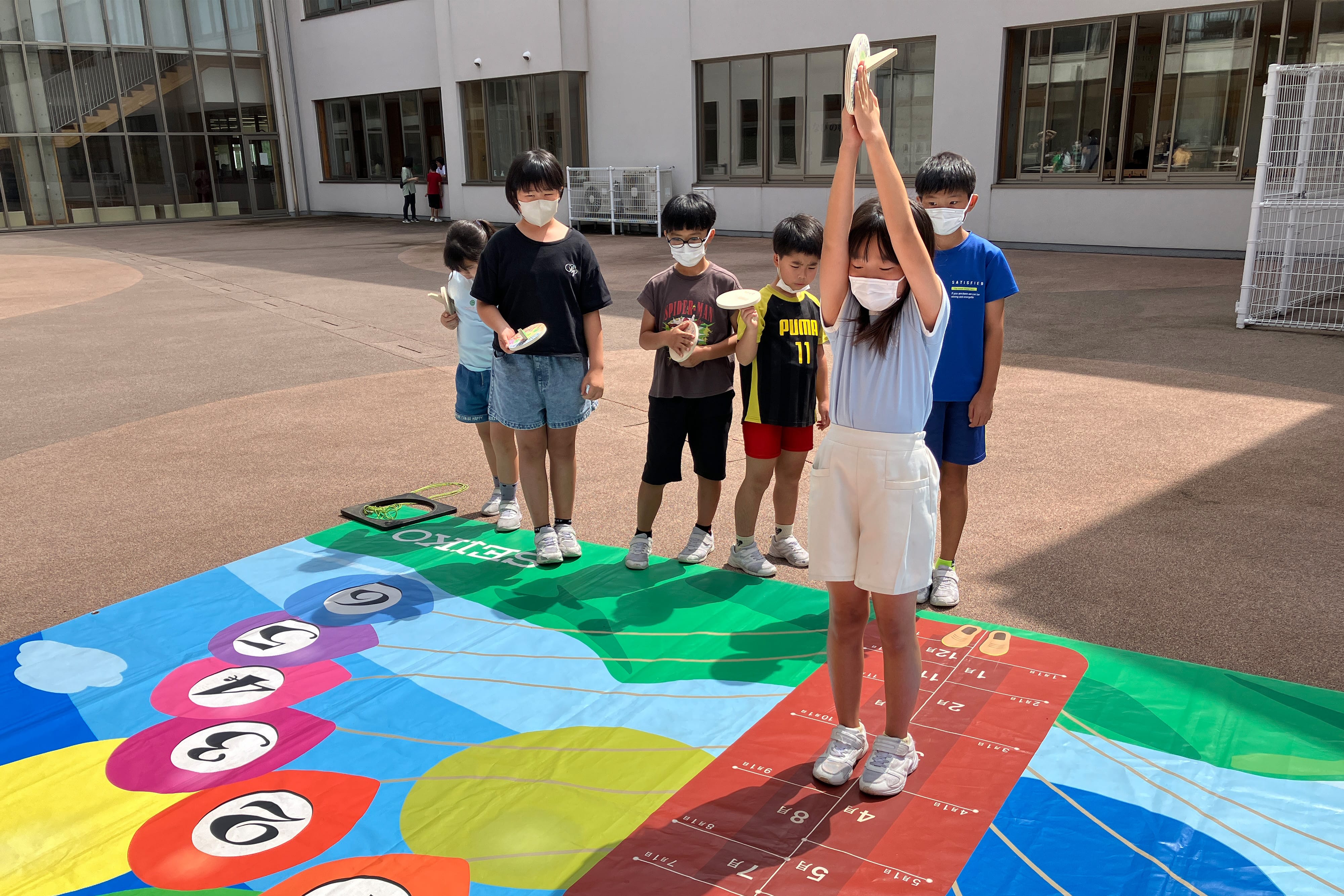 写真：日本 - 佐久穂町立佐久穂小学校でのわくわく時計教室の様子