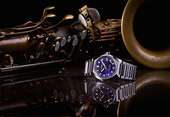 写真：サックスとVANAC