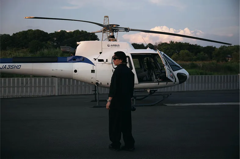 写真：山田 悠人とヘリコプター