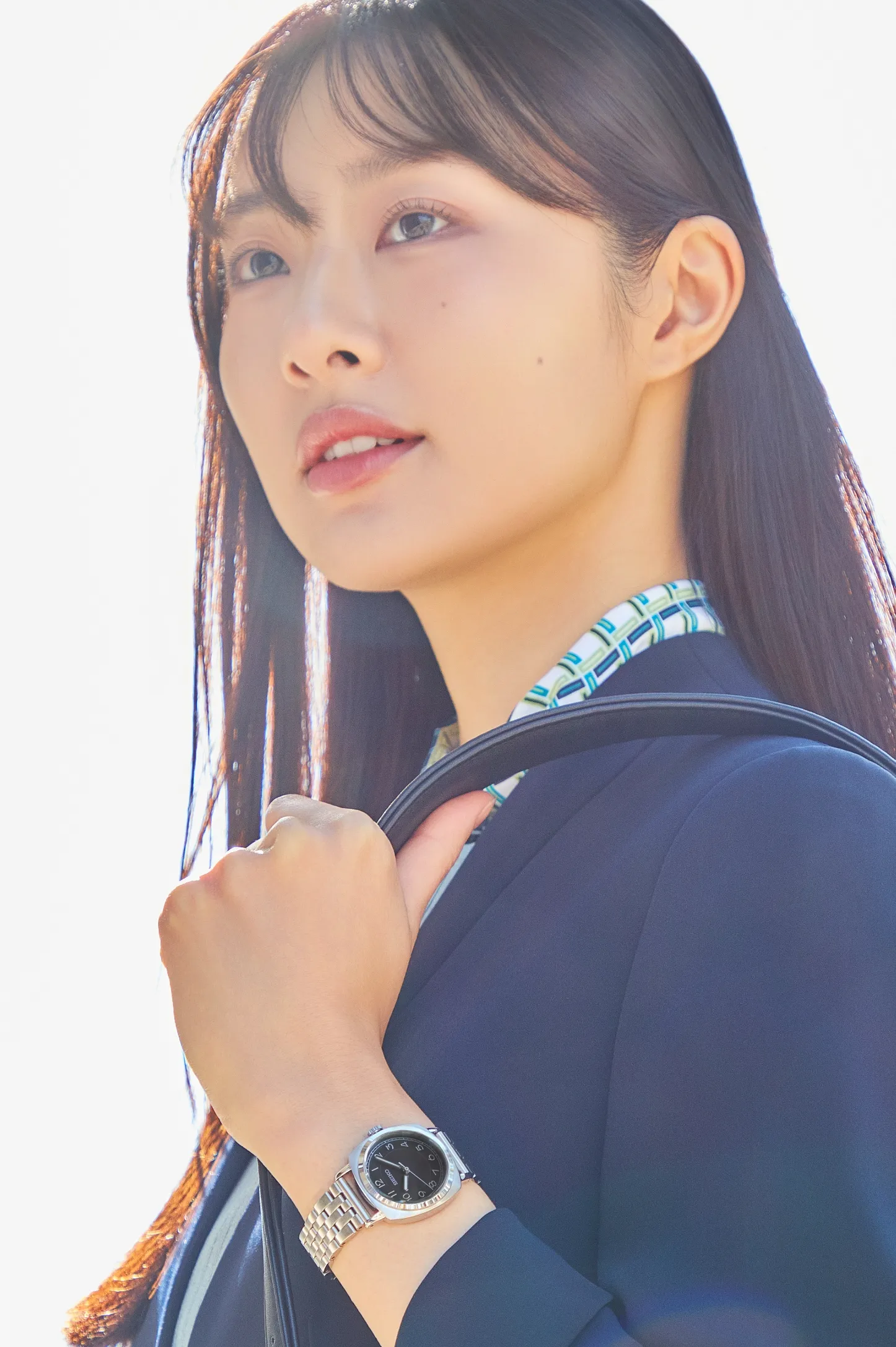 腕時計をした新社会人の女性