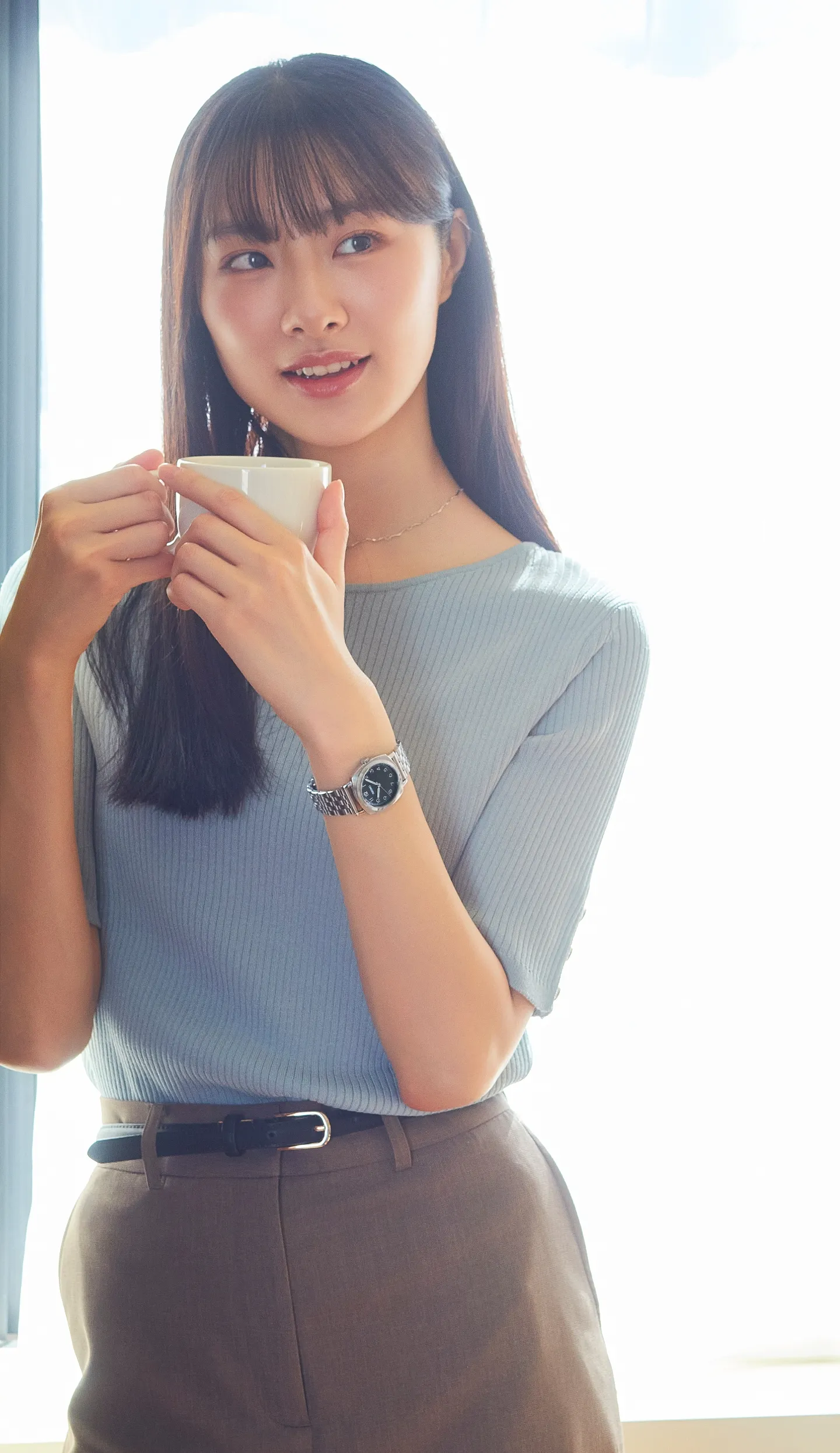 腕時計をした女性