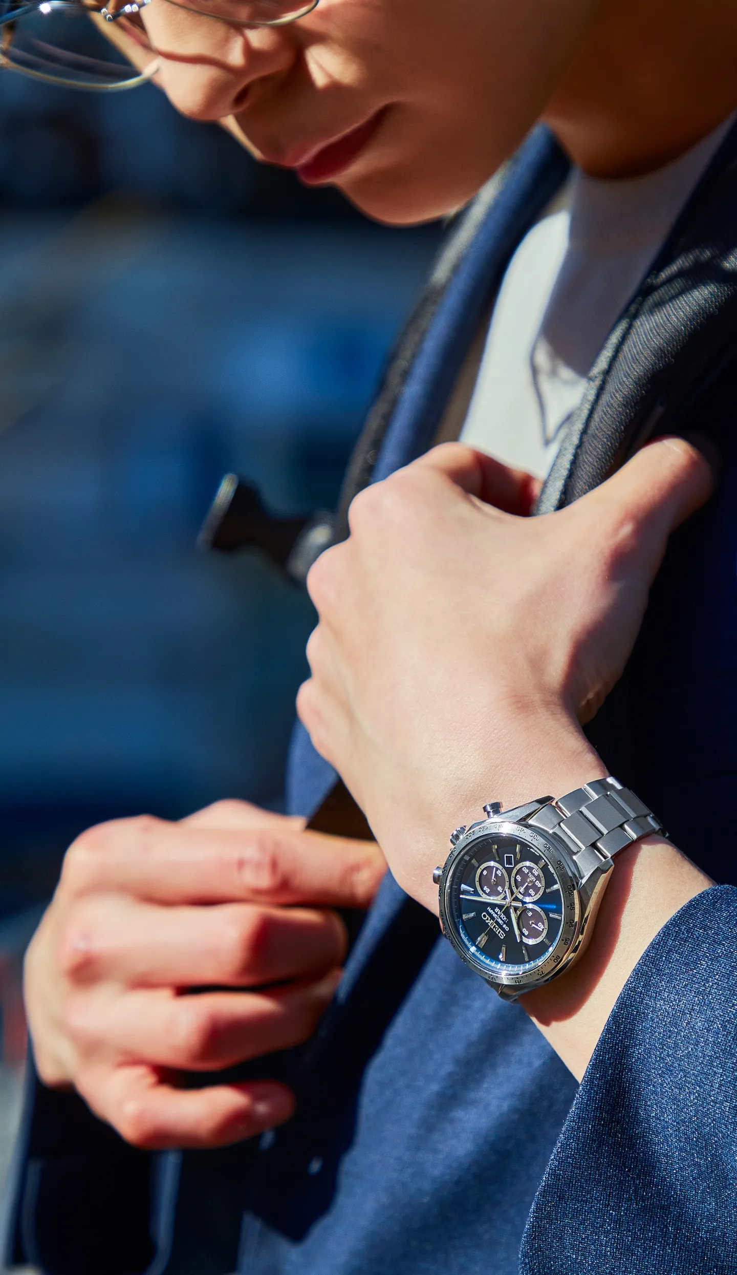 腕時計をした男性