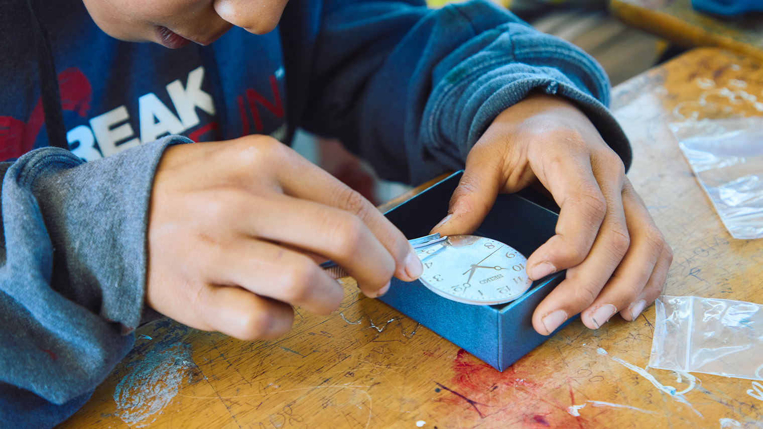 Foto de Un estudiante artesano trabajando