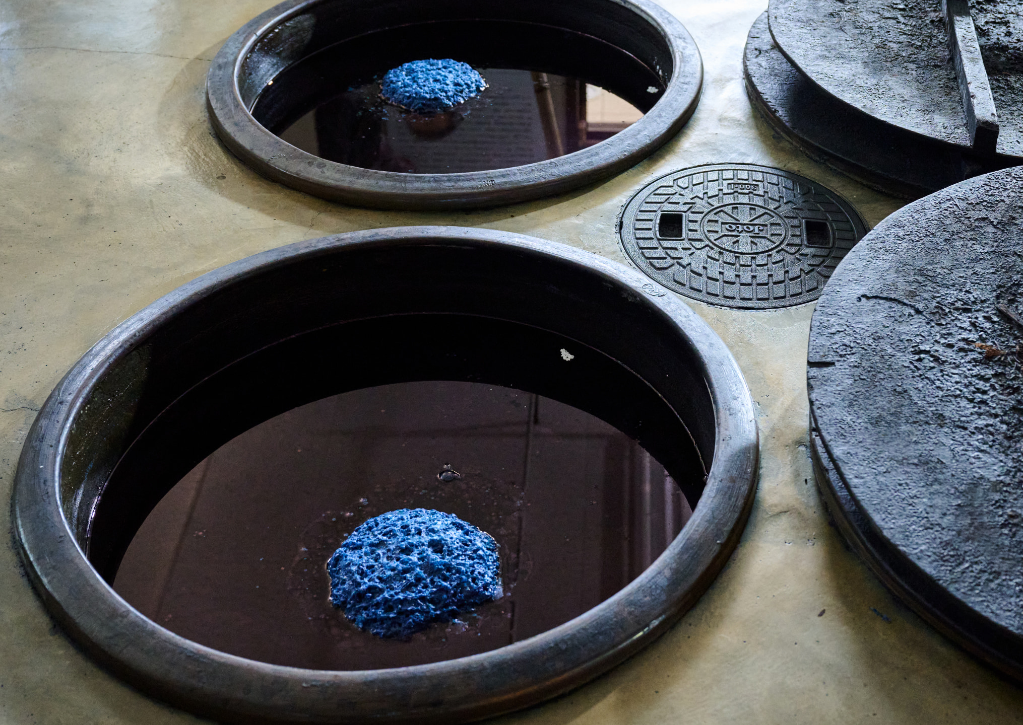 Photo of Sukumo is blended with natural materials such as lye, lime, and wheat bran, and then fermented