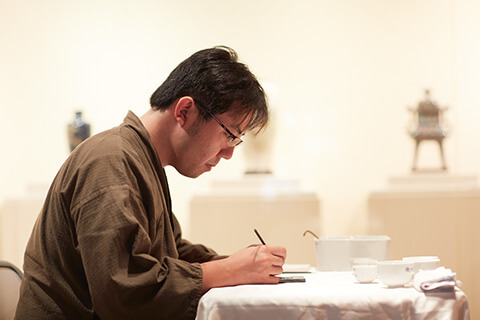 Wataru Totani, mestre artesão do Esmalte Shippo