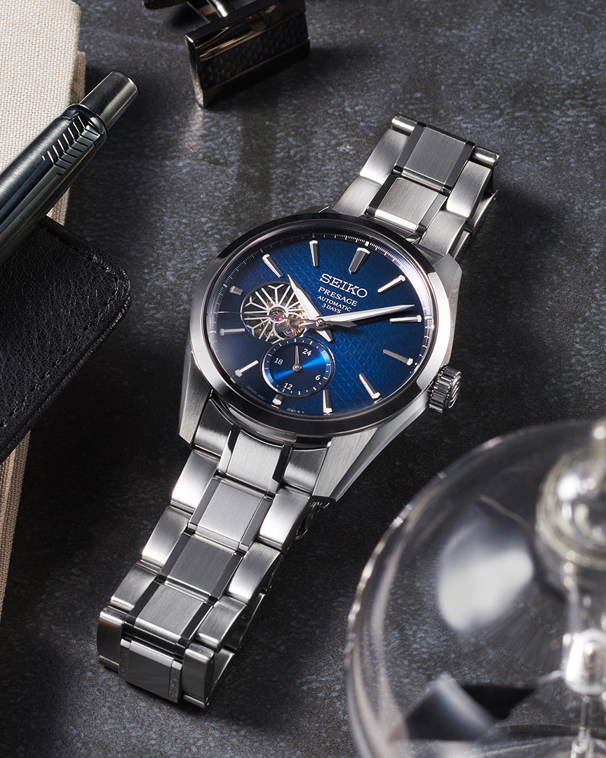 Relógio automático Seiko Presage Sharp Edged SPB417J1 com mostrador azul.