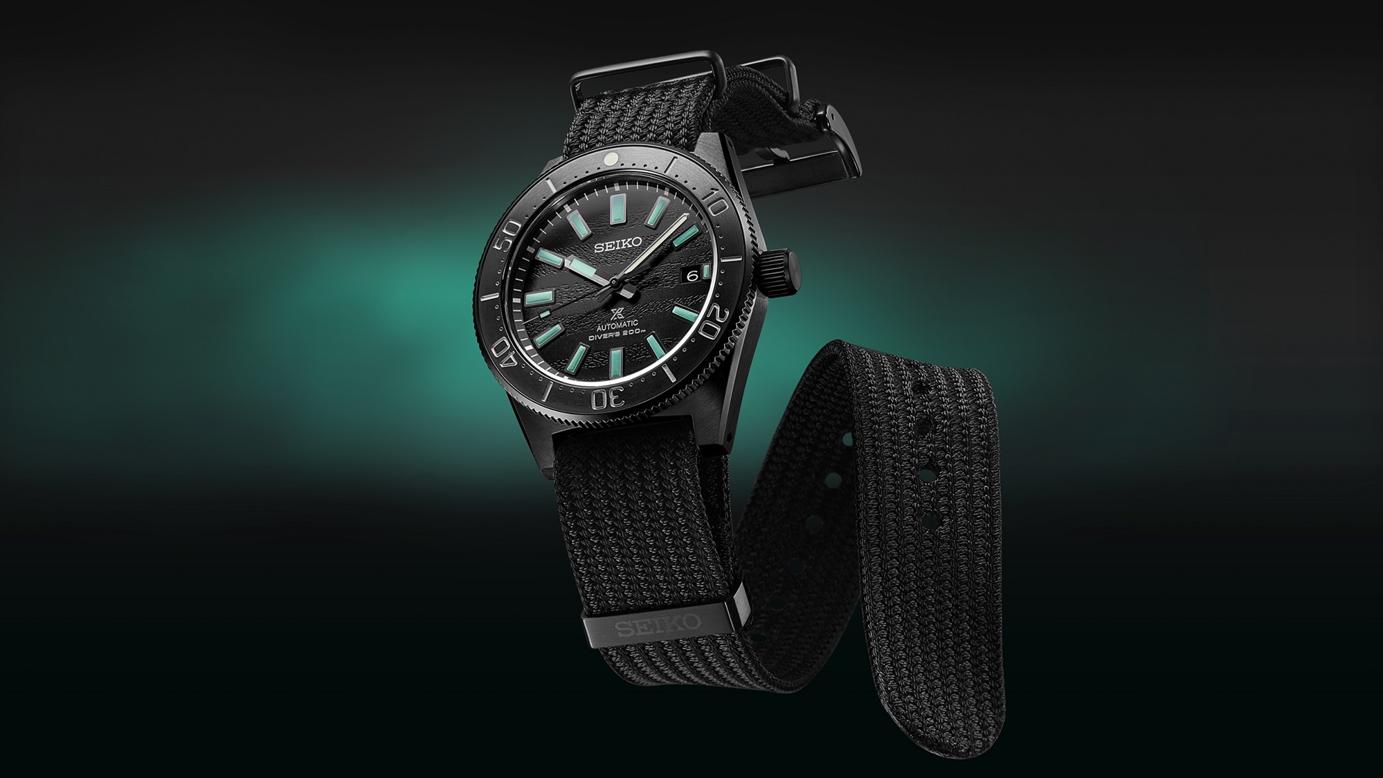 Relógio de mergulho preto com detalhes com a tinta luminescente verde-água Green Lumibright Pro. Seiko Prospex SLA067J1, edição limitada The Black Series, conceito Night Vision, reinterpretação moderna do Diver's de 1965 com bracelete têxtil.