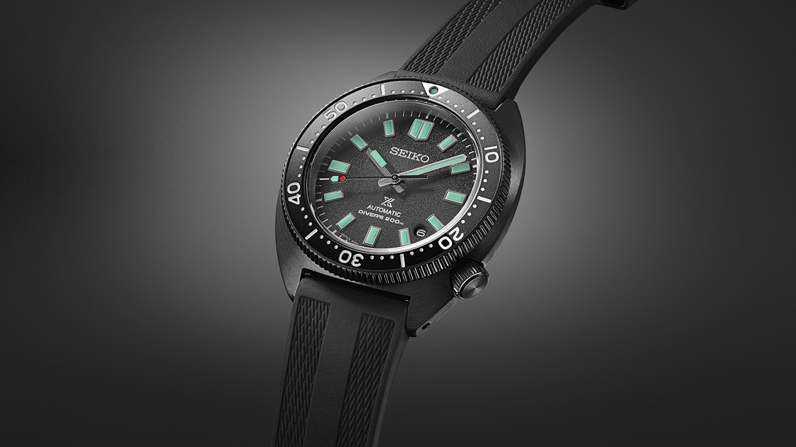 Foto do relógio de mergulho Seiko Prospex Turtle SPB335J1, edição limitada The Black Series Night Vision, sobre fundo em escala de cinzentos.
