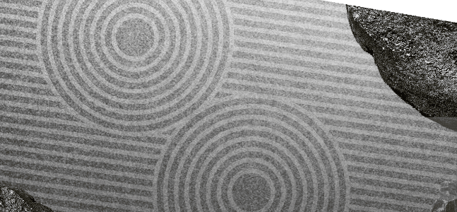 Padrões geométricos concêntricos e às riscas horizontais sobre a gravilha de um jardim tradicional japonês.