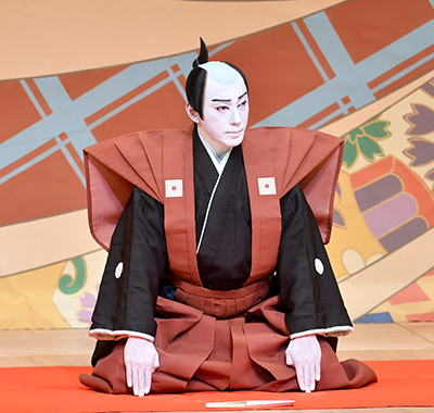 Ebizo Ichikawa dá continuidade à longa tradição familiar no teatro Kabuki.
