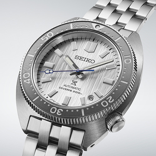 Detalhe do mostrador do novo relógio de mergulho Seiko Prospex Save the Ocean, em prateado e com uma textura inspirada na paisagem polar.