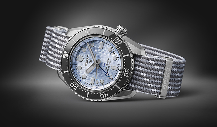 Relógio mecânico Seiko Prospex SPB385J1 com GMT e mostrador azul-gelo, com bracelete adicional em poliéster reciclado.