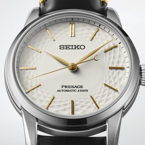 Detalhe do mostrador em relevo do SPB497J1, um relógio Seiko de edição limitada com porcelana de arita mate.