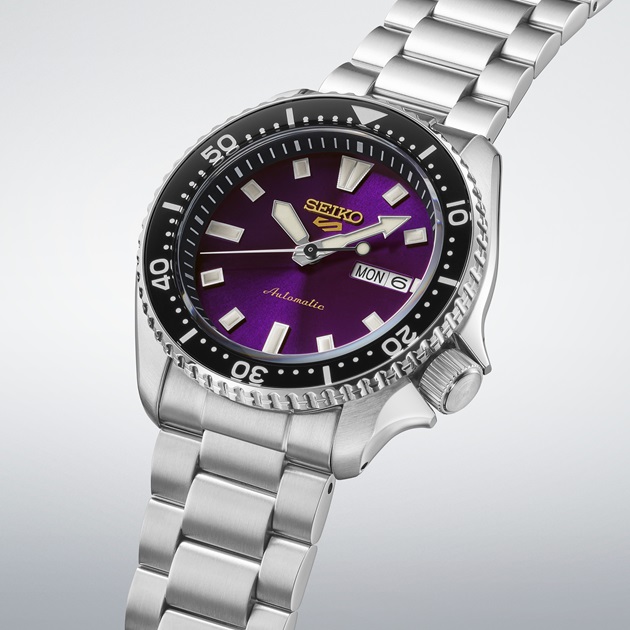 Mostrador roxo de Edo do relógio Seiko 5 Sports SKX HDB003 de edição limitada dos 145 anos da marca.