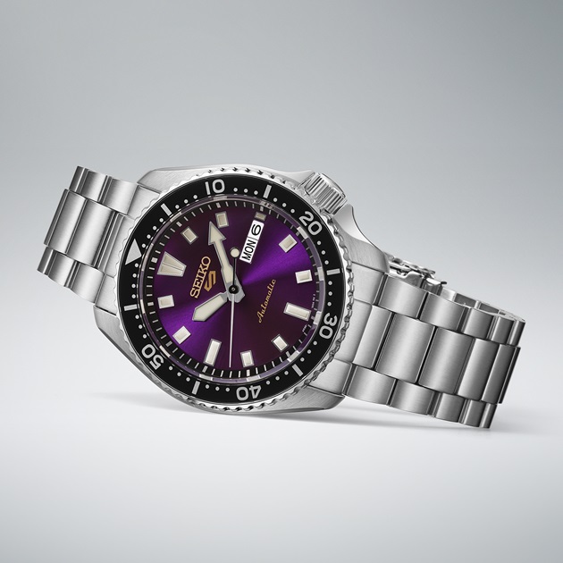 Detalhes do relógio Seiko 5 Sports SKX HDB003K1, edição limitada do 145º aniversário da Seiko em roxo de Edo.
