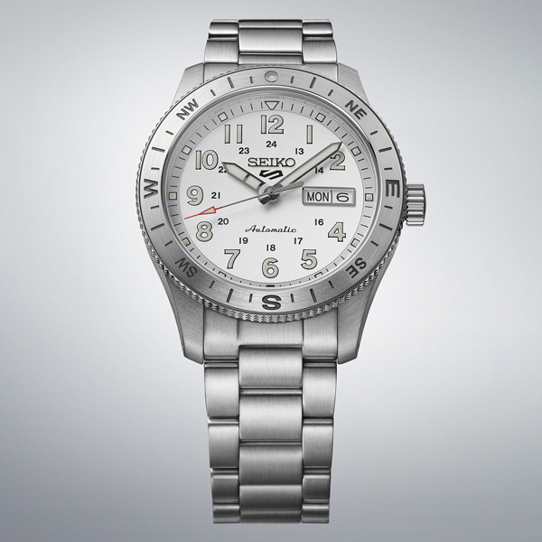 Detalhe do mostrador branco do field watch Seiko 5 Sports HDB007K1.