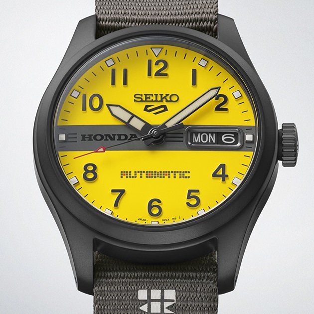 Detalhe do mostrador amarelo do relógio Seiko 5 Sports x Honda MOTOCOMPO HDB010K1.