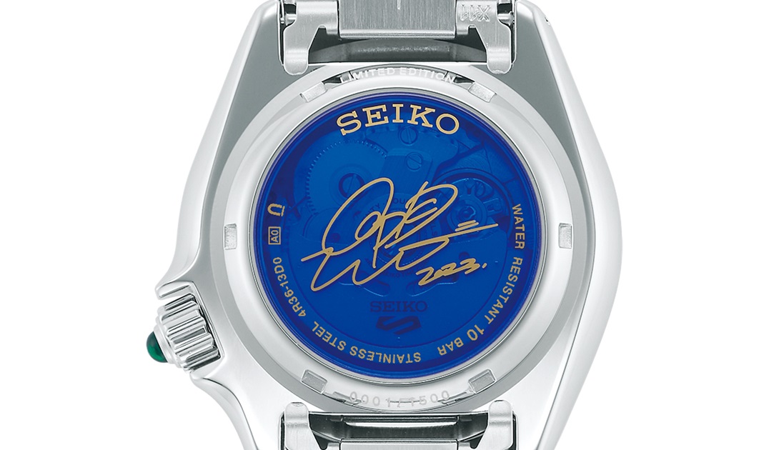 Tampa em vidro azul do relógio mecânico Seiko 5 Sports SRPK02K1, com a assinatura de Coin Parking Delivery.