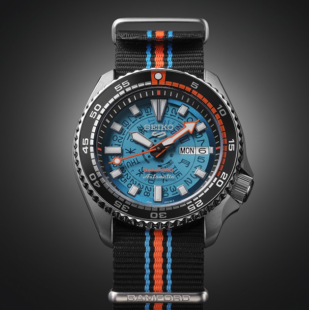 Detalhes especiais do relógio Seiko 5 Sports SRPL95K1 com a assinatura BAMFORD.