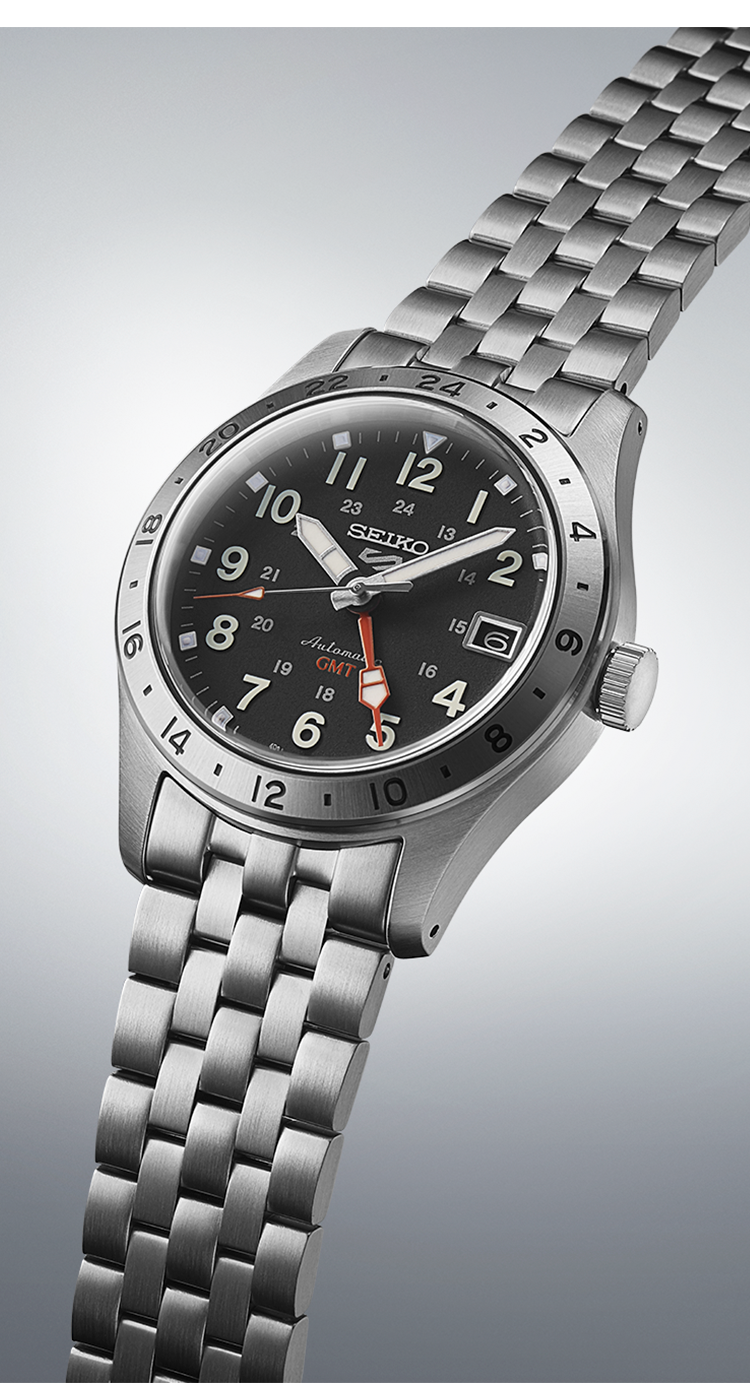 Relógio automático Seiko 5 Sports, design Field com GMT, versão em aço com mostrador preto SSK023.