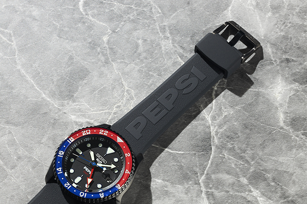 Pepsi gravado em relevo na parte superior da bracelete do relógio automático Seiko 5 Sports SSK047.