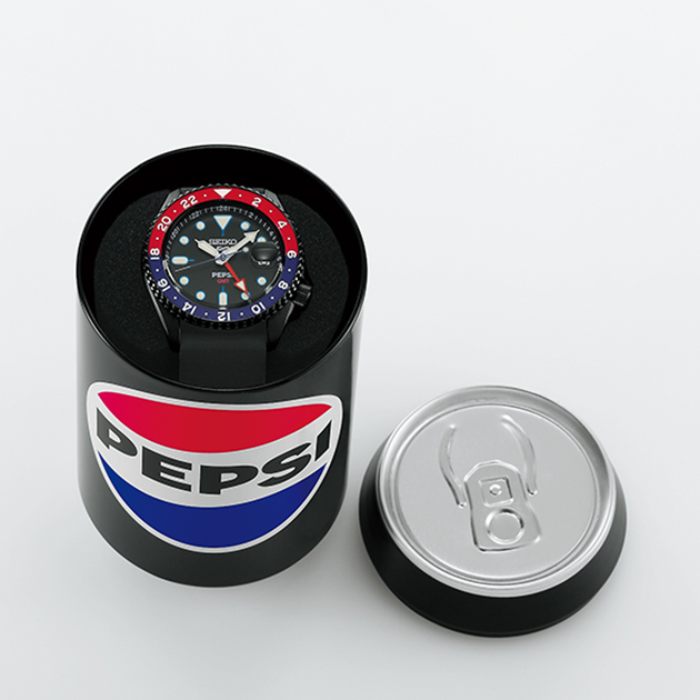 Estojo do relógio automático Seiko 5 Sports x Pepsi SSK047 em forma de lata.