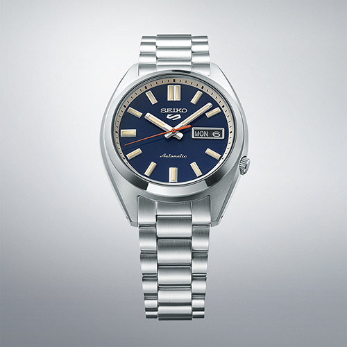 Bracelete do relógio Seiko 5 Sports SRPK87, série "SNXS", versão com mostrador azul.