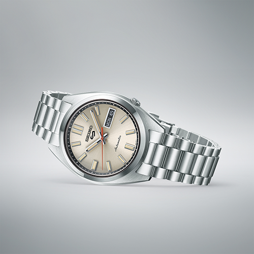 Mostrador marfim do relógio Seiko 5 Sports SRPK91, série "SNXS".